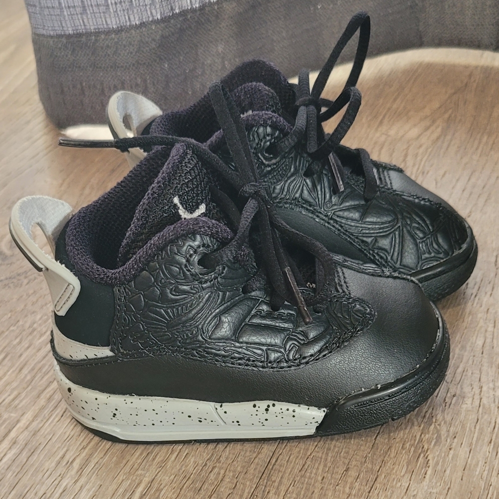 Nike Jordans Black and Gray Sneakers 4C